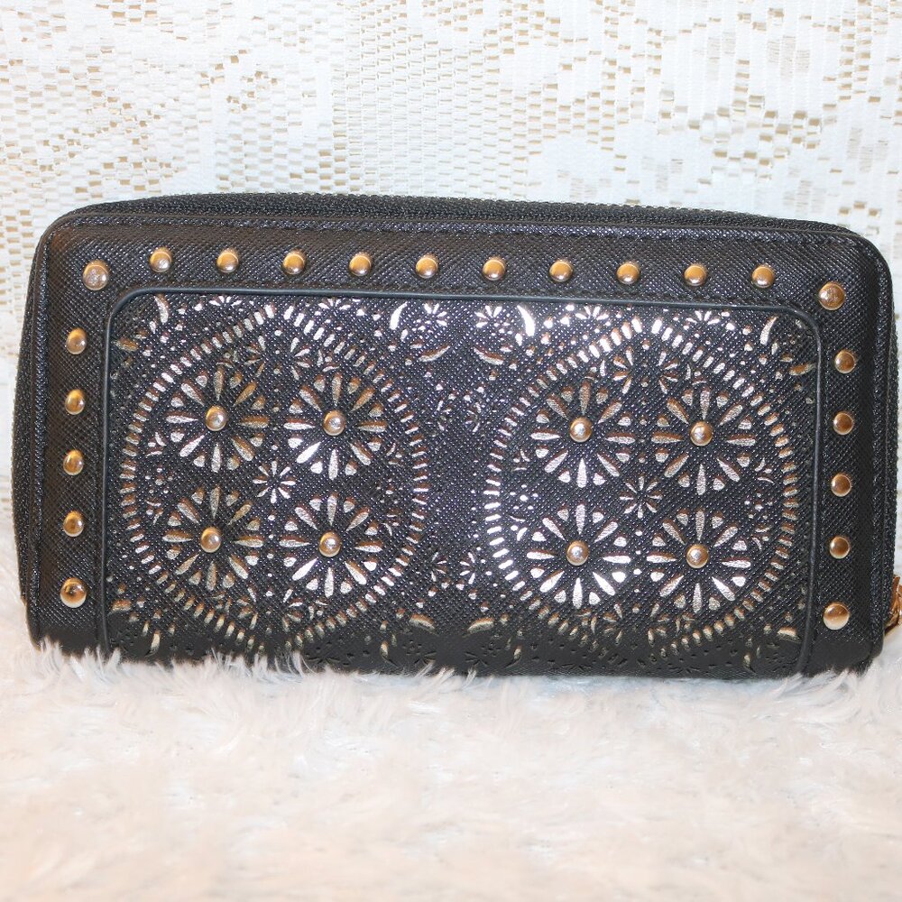 Under One Sky black ladies gold zip wallet with 2 compartments